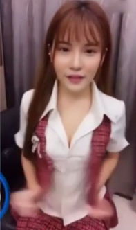 美女玩游戏输衣服,电竞魅力尽显